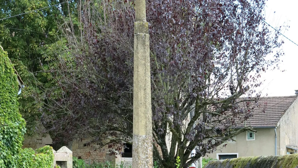 Calvaire, sur la place principale du village de la Truchère