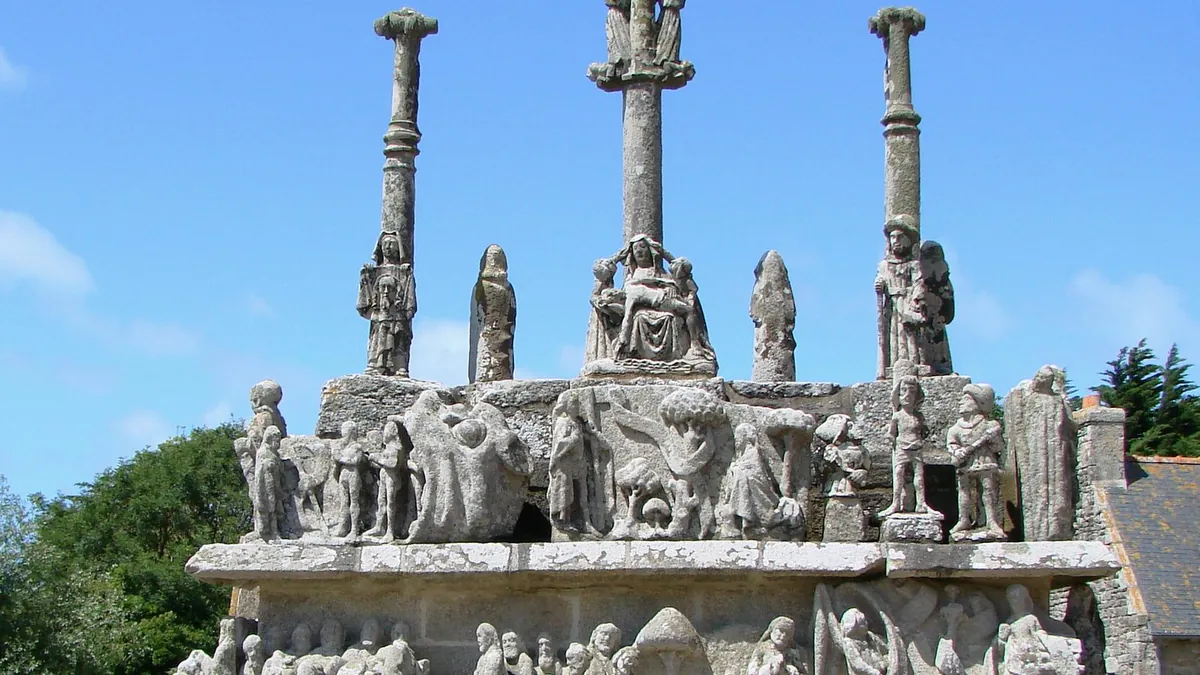Calvaire en pierre du 16e siècle de Saint-Jean-Trolimon