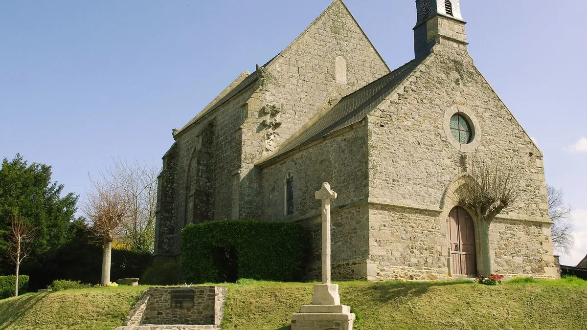 Chapelle Notre-Dame de Hirel et croix près de la chapelle de Ruca