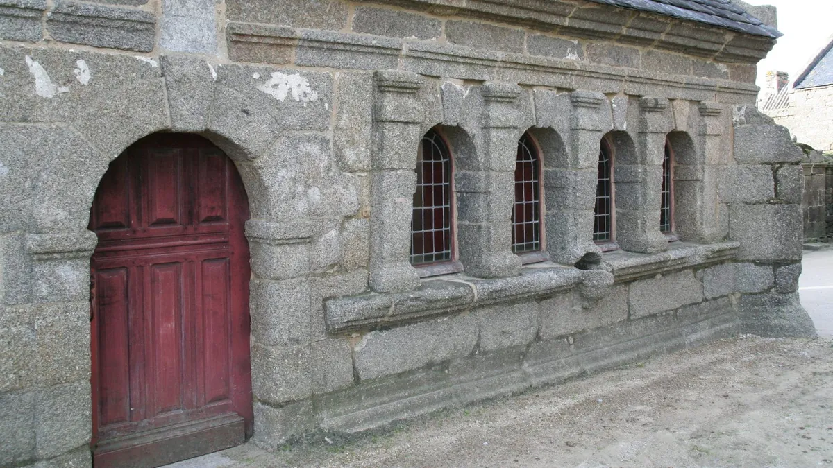 Chapelle-ossuaire située près de l'église, ou chapelle Saint-Yves de Plouarzel