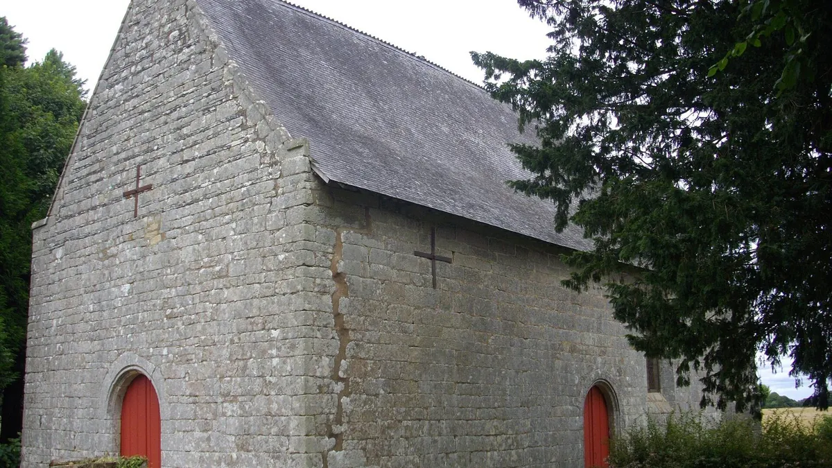 Chapelle Sainte-Suzanne avec le calvaire de Sérent