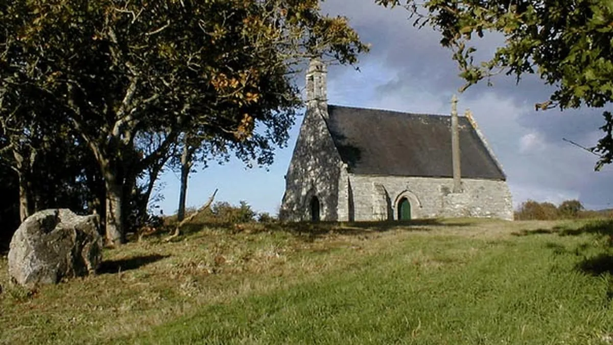 Chapelle de Christ et croix de Trégrom