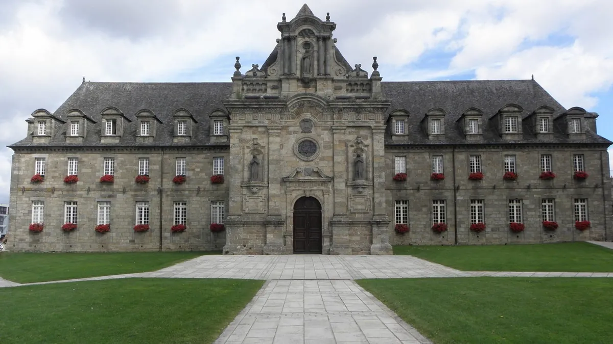 Ancien monastère des religieuses hospitalières, puis ancien hospice, actuel hôtel de ville de Guingamp